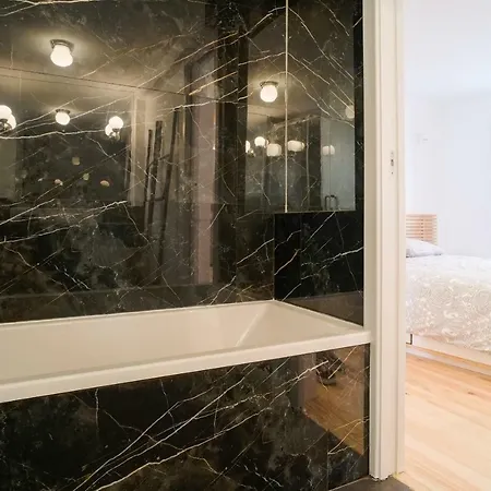 Bright And Sunny Лісабон